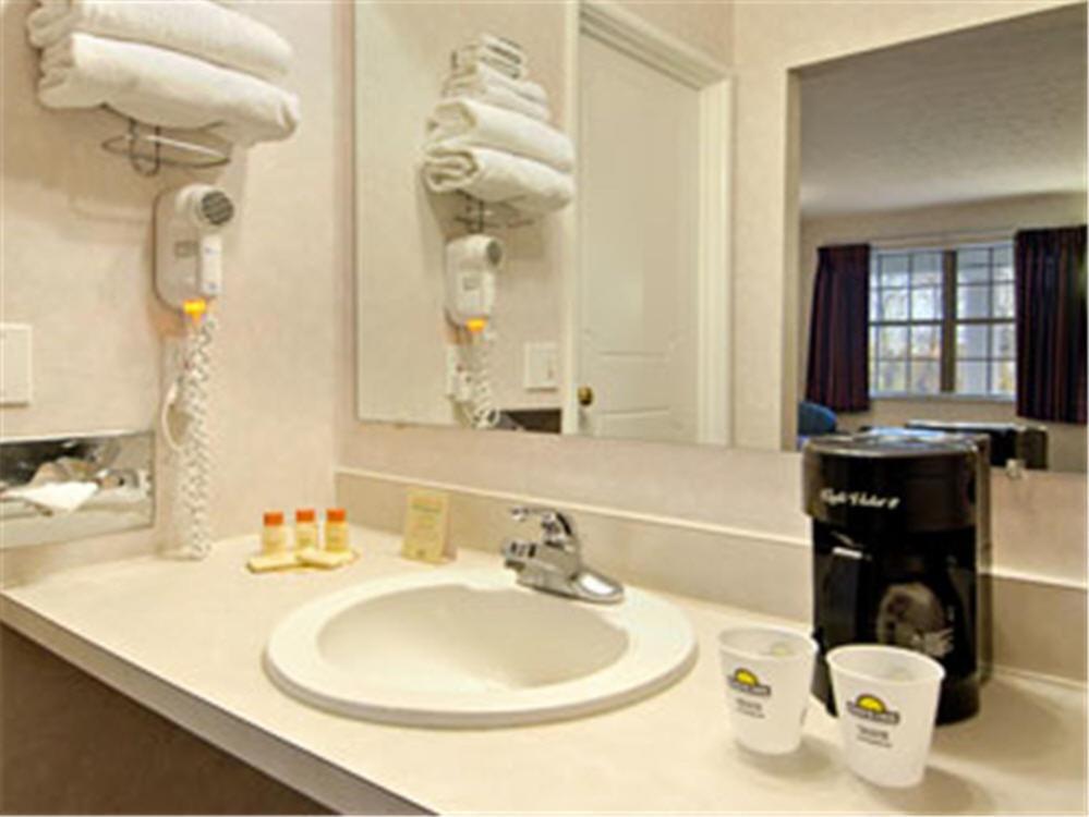 Days Inn Macedonia Bilik gambar